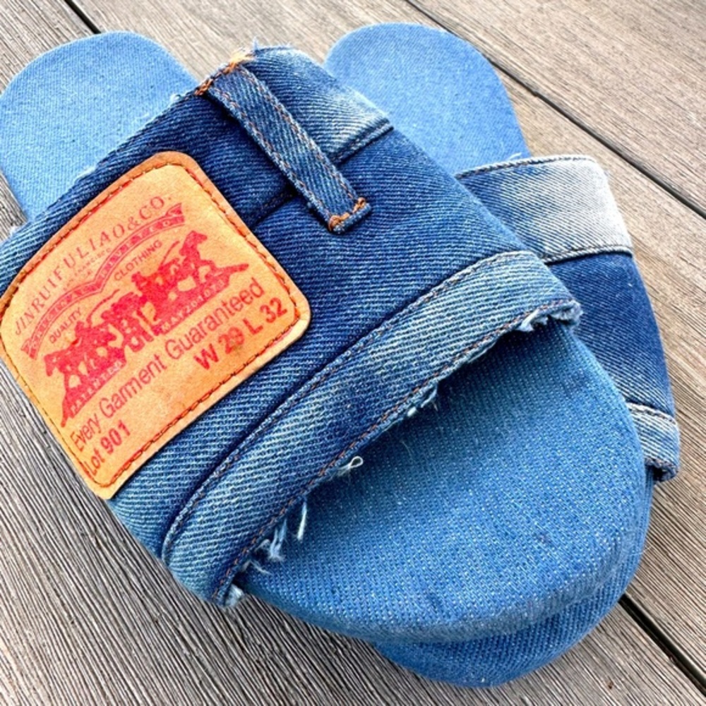 Levi’s women’s‎ slides size 6.5 never worn